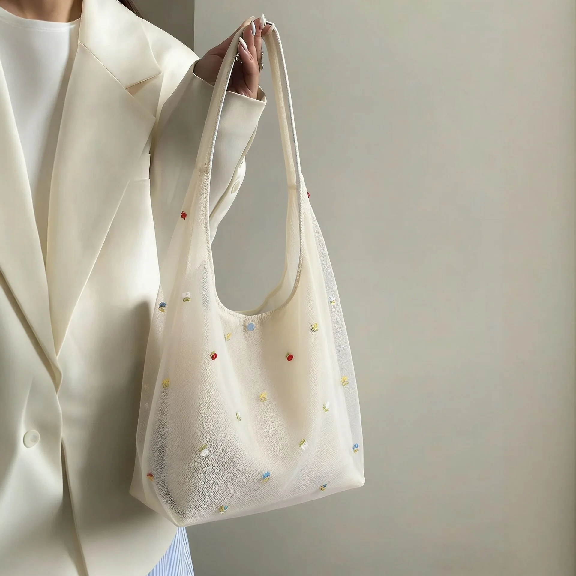 New Embroidered Mesh Tote Bag for Women Large Capacity Shoulder Bag Versatile Commuting Bag
New Embroidered Mesh Tote Bag for Women Large Capacity Shoulder Bag Versatile Commuting Bag