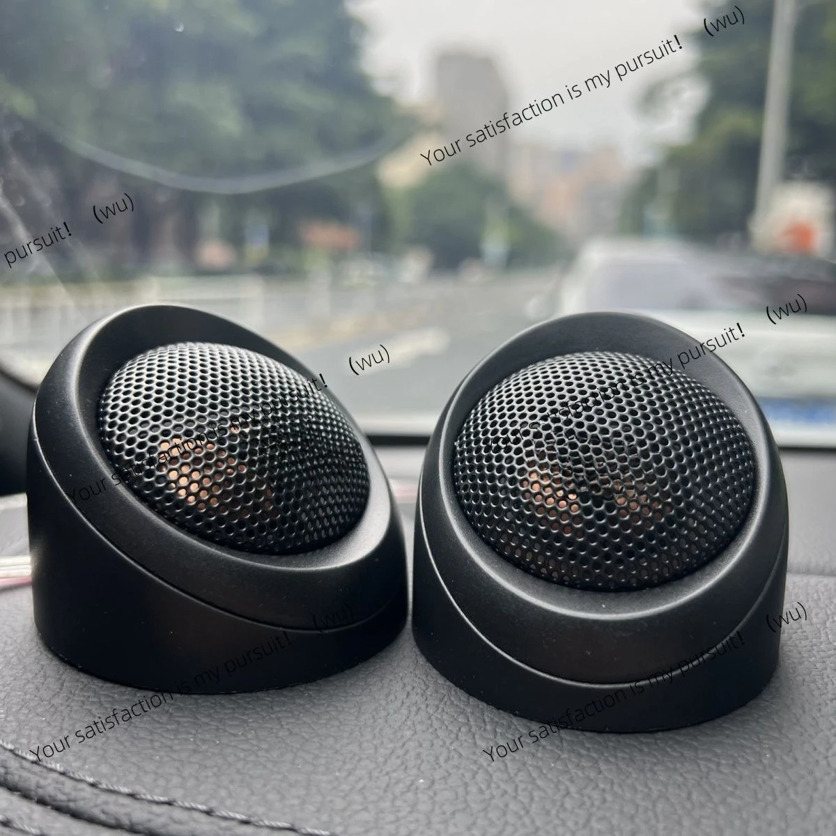 Оригинальный набор высокочастотных автомобильных аудиоприборов оснащен динамиками и внешним автомобилем.
Оригинальный набор высокочастотных автомобильных аудиоприборов оснащен динамиками и внешним автомобилем.