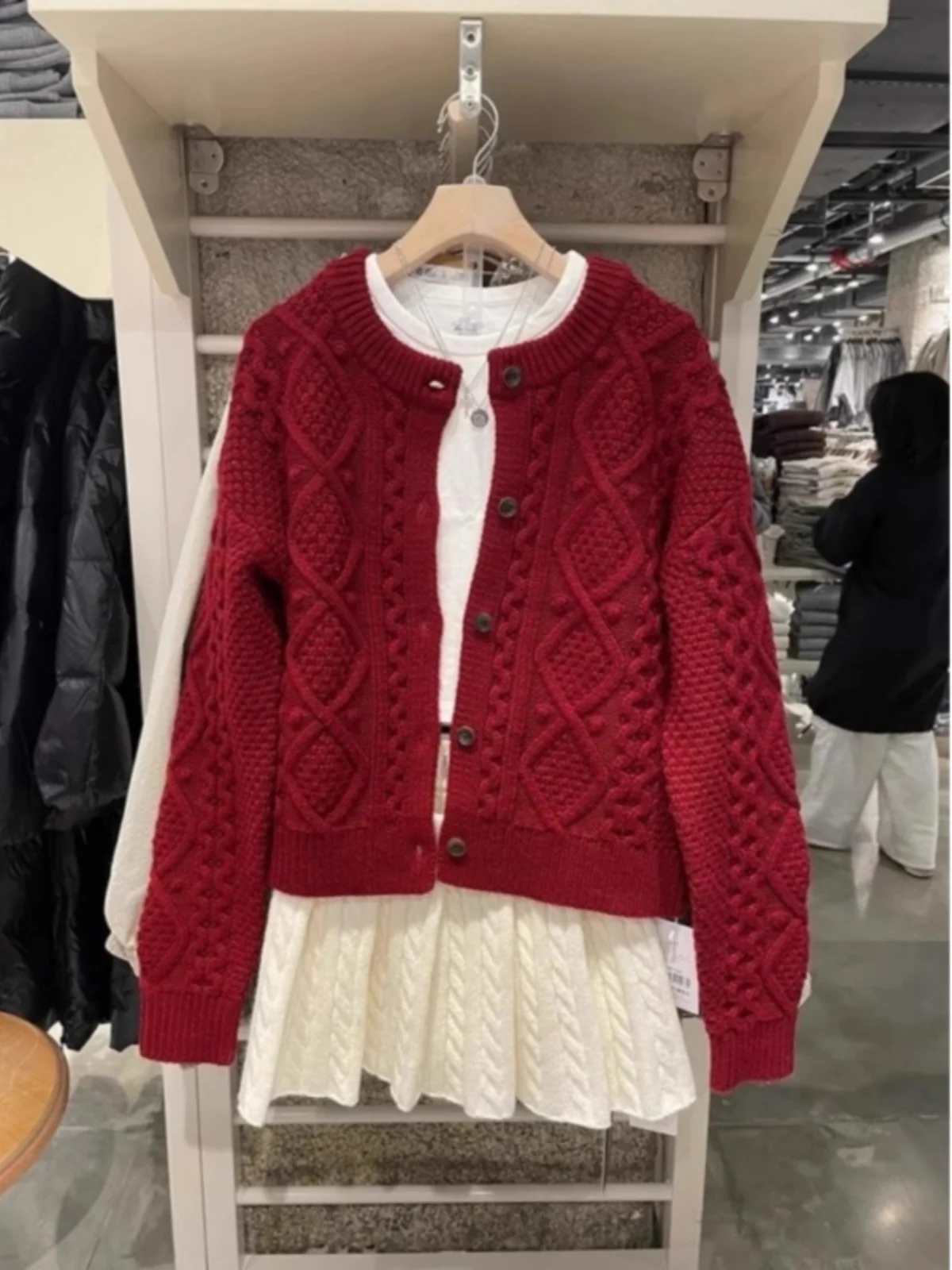 New Year's Vintage Red Twisted Knit Open Cardigan Women's Winter Heavy Work Sweater Jacket Fashionable Commute Style Loose Fit
New Year's Vintage Red Twisted Knit Open Cardigan Women's Winter Heavy Work Sweater Jacket Fashionable Commute Style Loose Fit