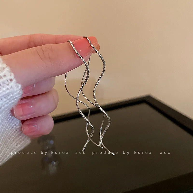 Wave-shaped earrings Slender earrings Style Personalized earrings Temperament Female water earrings
Wave-shaped earrings Slender earrings Style Personalized earrings Temperament Female water earrings