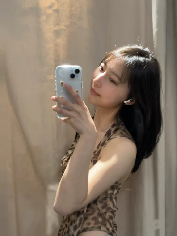 Summer 2025 New Sle Women's Sexy Leopard Print Silk Net Scarf Decorated Droplift One-Piece Suit ort Length Pullover Polye...
Summer 2025 New Sle Women's Sexy Leopard Print Silk Net Scarf Decorated Droplift One-Piece Suit ort Length Pullover Polye...