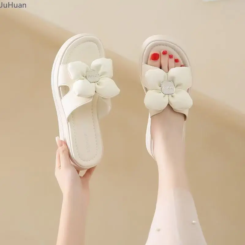 2025 Summer New Leather Wedged Slippers Women's Bow Sandals Ladies Daily Comfortable Versatile Commuting Wear One-word Drag Shoe
2025 Summer New Leather Wedged Slippers Women's Bow Sandals Ladies Daily Comfortable Versatile Commuting Wear One-word Drag Shoe