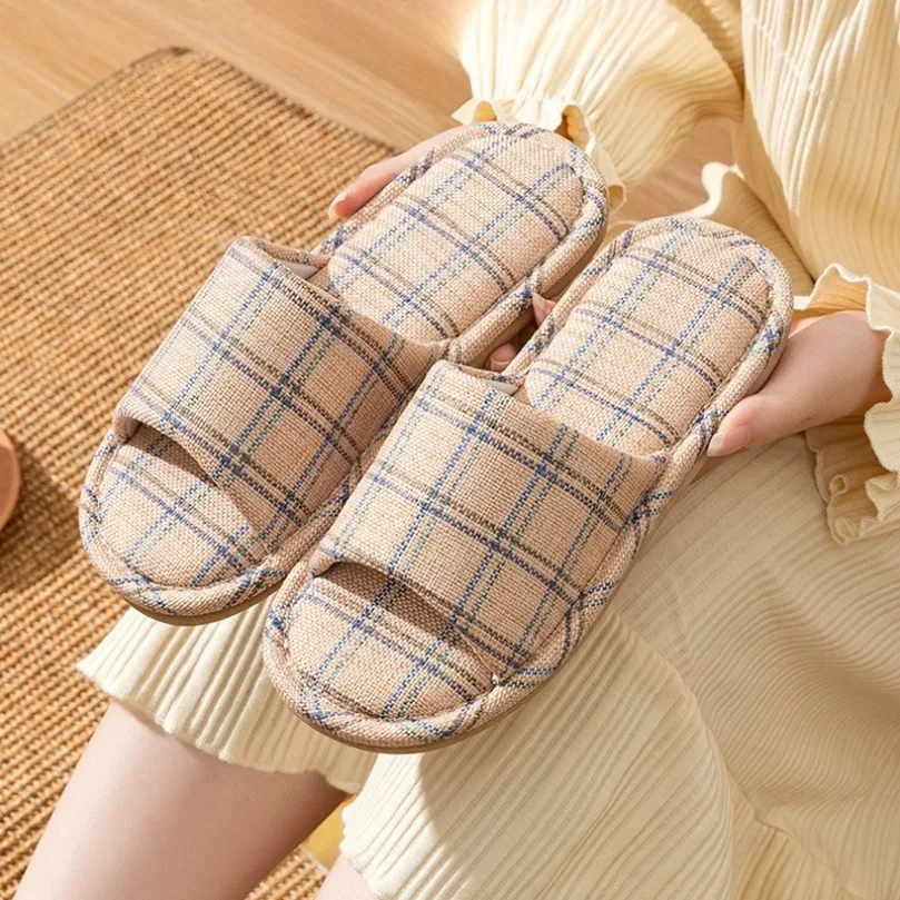 Домашние полосатые тапочки, женские осенние льняные домашние нескользящие забавные сандалии для пар, мужская клетчатая обувь из мягкого льна на плоской подошве, летние
Домашние полосатые тапочки, женские осенние льняные домашние нескользящие забавные сандалии для пар, мужская клетчатая обувь из мягкого льна на плоской подошве, летние