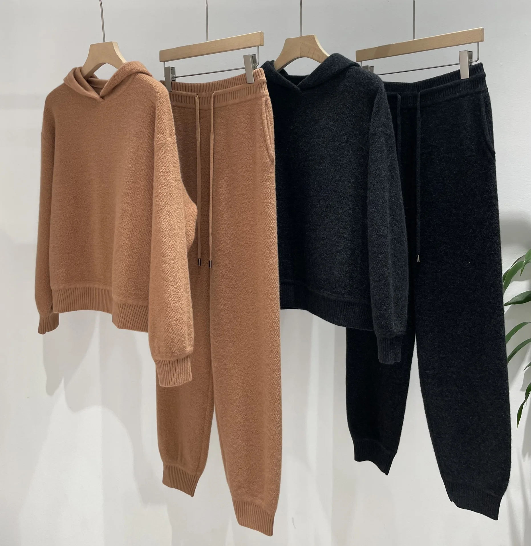 24 Autumn and Winter New Women's Cashmere Suit Fashion Warm Hooded Top + Sweatpants Two Piece Set
24 Autumn and Winter New Women's Cashmere Suit Fashion Warm Hooded Top + Sweatpants Two Piece Set