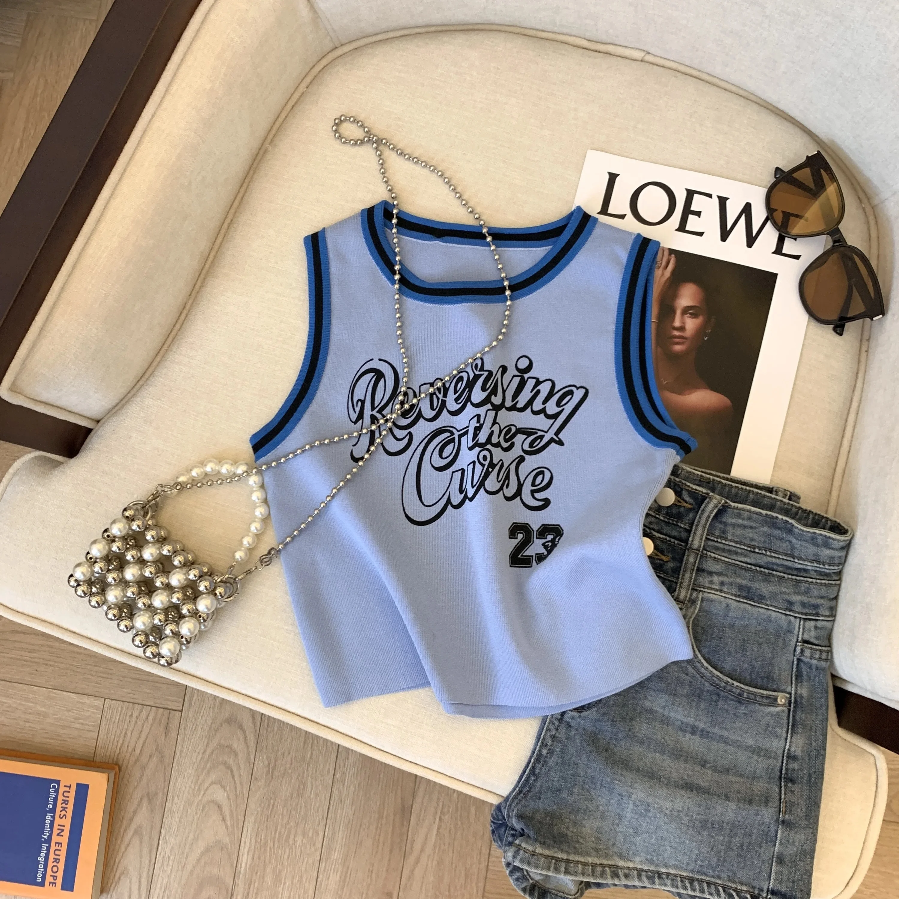 American Style Sleeveless Tagless Small Strap Vest Women Summer New Dopaamine Outerwear Short Top round Neck Thin Material
American Style Sleeveless Tagless Small Strap Vest Women Summer New Dopaamine Outerwear Short Top round Neck Thin Material