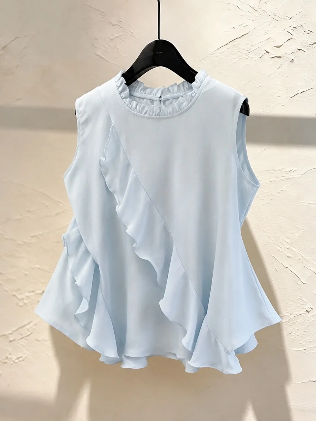 Simple Commuter Style Sleeveless Ruffle Shirt Women's Fashionable Versatile Vest Summer Design Sensation Silk Top
Simple Commuter Style Sleeveless Ruffle Shirt Women's Fashionable Versatile Vest Summer Design Sensation Silk Top