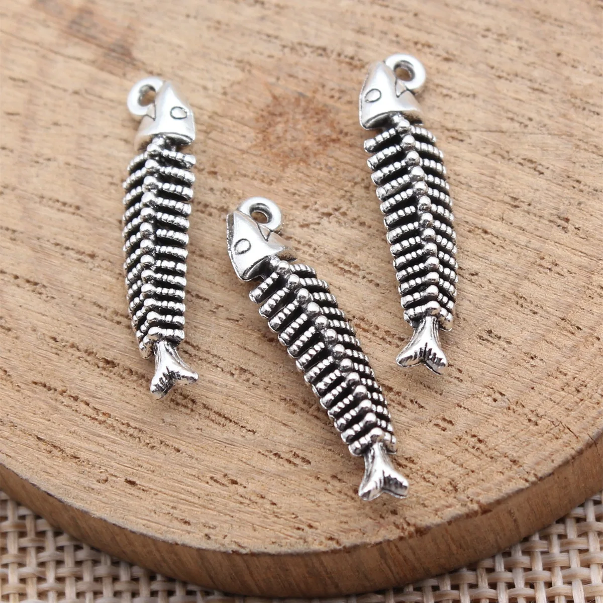 40pcs 26x6mm(1.02x0.24inch) Antique Silver Color Fish Bone Charms Pendants DIY Jewelry Making Accessories
40pcs 26x6mm(1.02x0.24inch) Antique Silver Color Fish Bone Charms Pendants DIY Jewelry Making Accessories