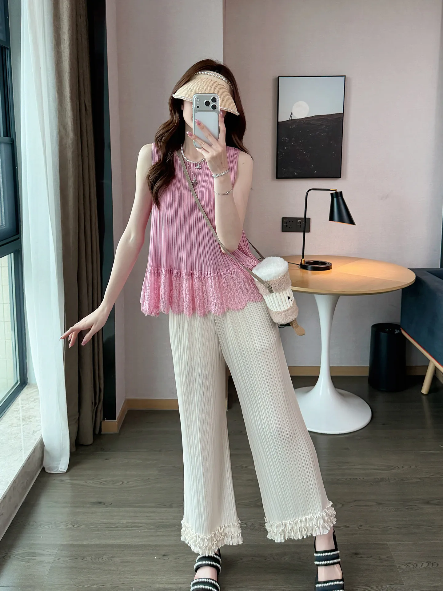 High Quality Comfortable Women T-shirt Round Neck Sleeveless Lace Patchwork Design with Pleats Loose Oversized Summer Female Top
High Quality Comfortable Women T-shirt Round Neck Sleeveless Lace Patchwork Design with Pleats Loose Oversized Summer Female Top