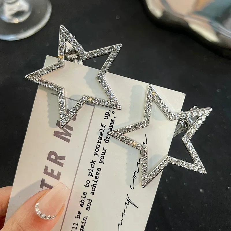 Hollow-out star hairpin, edge clip, bang clip, forehead decoration, fashionable hair accessories, popular women's hairpin
Hollow-out star hairpin, edge clip, bang clip, forehead decoration, fashionable hair accessories, popular women's hairpin