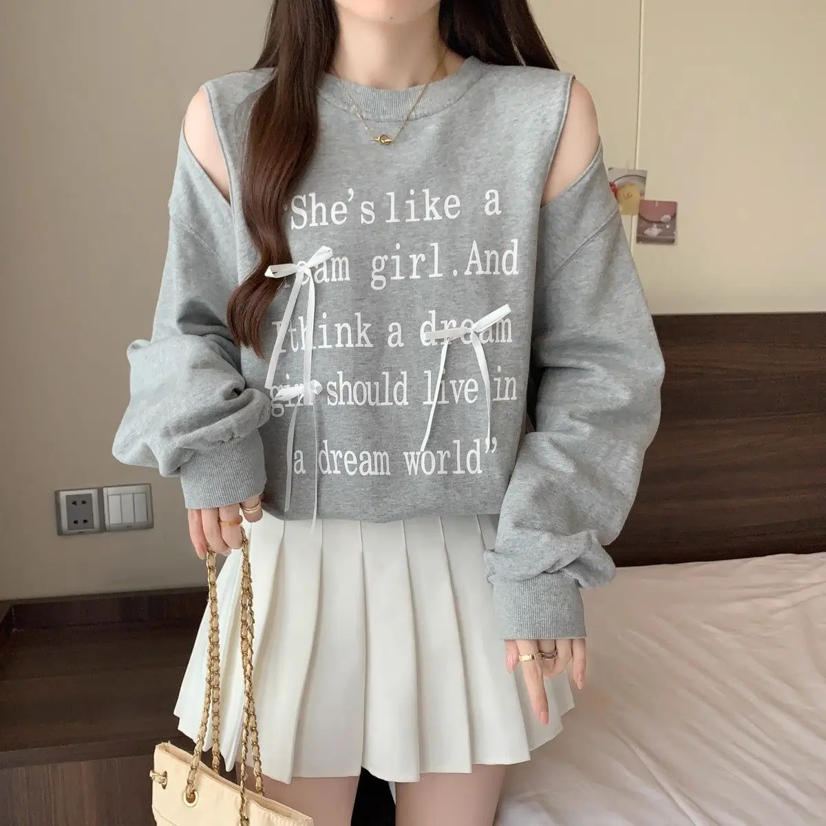 Grey Letter Print Off-the-shoulder Long-sleeved Sweater Women's Early Autumn Spring Autumn New High-end Sweet Top
Grey Letter Print Off-the-shoulder Long-sleeved Sweater Women's Early Autumn Spring Autumn New High-end Sweet Top