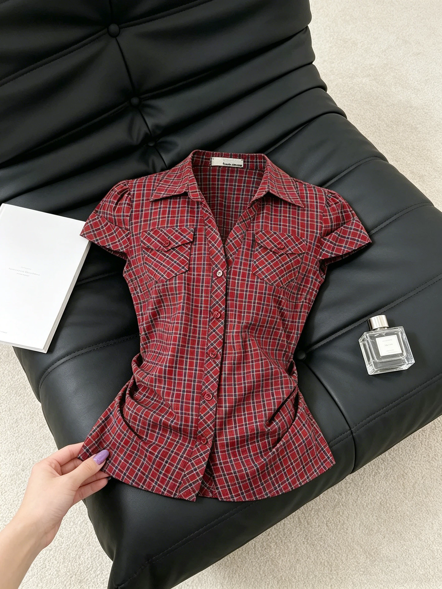 Retro Korean Red Plaid Pocket Short Sleeve Slim Fit Waist Cinched Women's Shirt Summer Fashion Casual Style Regular Length
Retro Korean Red Plaid Pocket Short Sleeve Slim Fit Waist Cinched Women's Shirt Summer Fashion Casual Style Regular Length