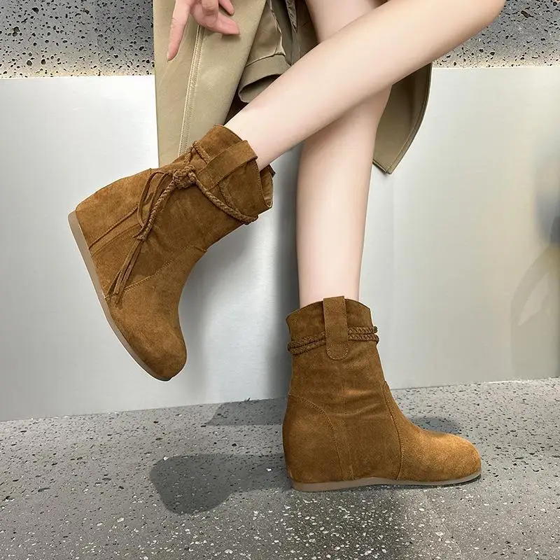 Retro Western Style Short Boots Women's New Fashion Fringed Boots Leather Flat Bottom Pile Booties Winter Wear
Retro Western Style Short Boots Women's New Fashion Fringed Boots Leather Flat Bottom Pile Booties Winter Wear