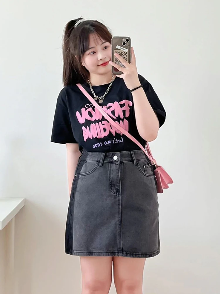 Женская джинсовая юбка больших размеров с эластичным поясом, свободного кроя, А-силуэта, с высокой талией, в стиле колор-блок, для фигуры типа «груша», визуально стройнящая.
Женская джинсовая юбка больших размеров с эластичным поясом, свободного кроя, А-силуэта, с высокой талией, в стиле колор-блок, для фигуры типа «груша», визуально стройнящая.