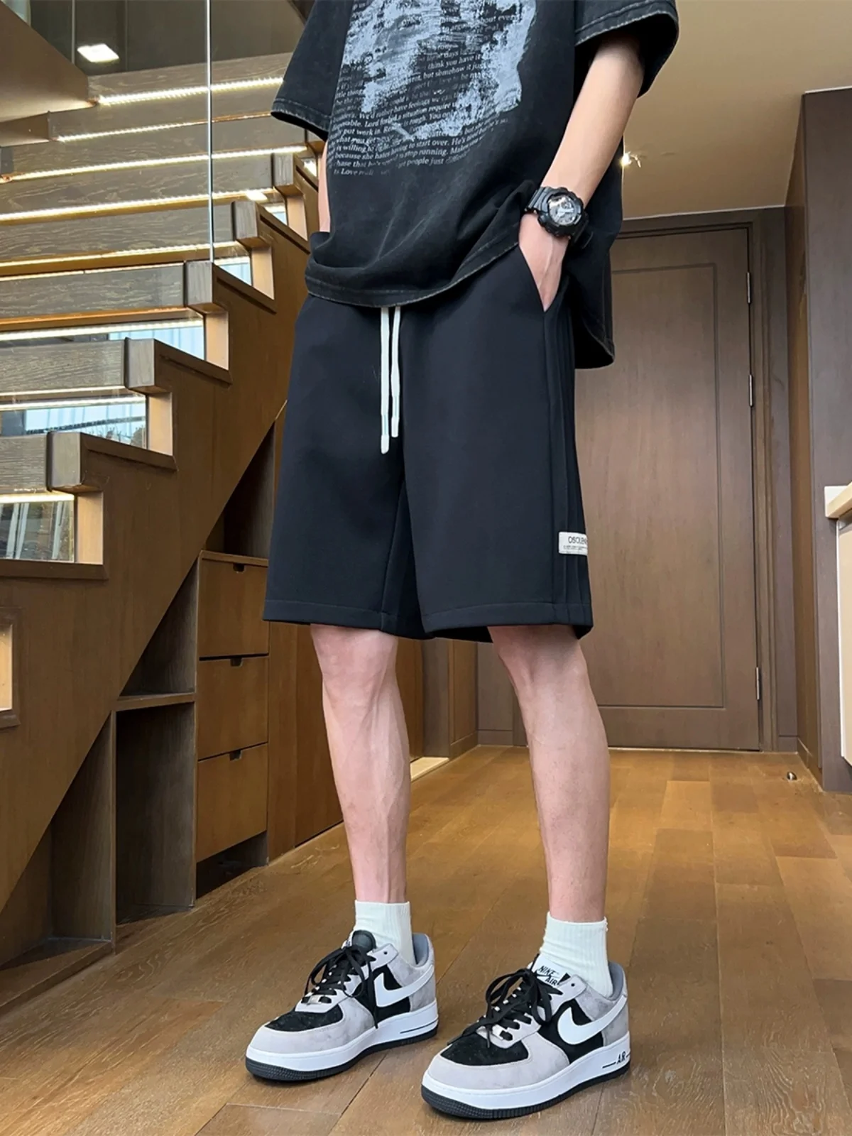 Мужские летние брюки свободного кроя в американском стиле, модные уличные повседневные спортивные брюки длиной до колена, прямые, с охлаждающим эффектом
Мужские летние брюки свободного кроя в американском стиле, модные уличные повседневные спортивные брюки длиной до колена, прямые, с охлаждающим эффектом