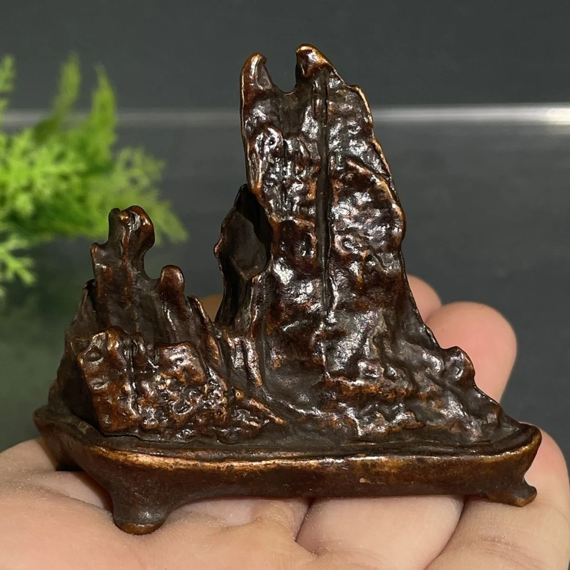 Chinese-style mountain ornaments are as stable as Mount Tai Bijia Mountain study office paperweight tea pet copper ware
Chinese-style mountain ornaments are as stable as Mount Tai Bijia Mountain study office paperweight tea pet copper ware