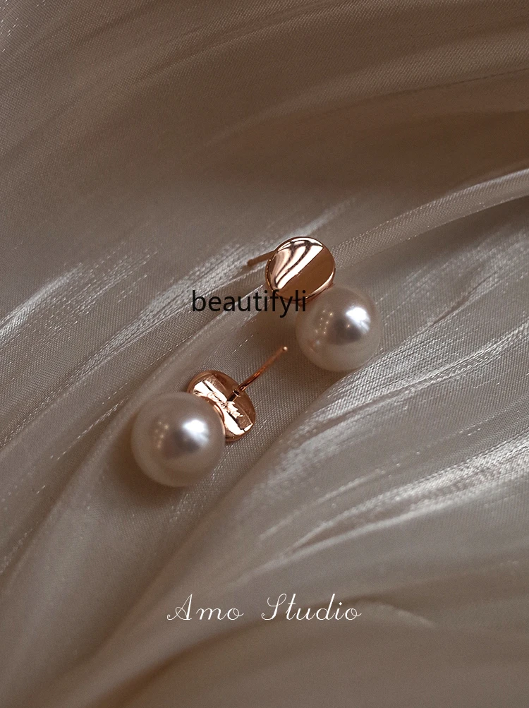Light luxury high-end pearl earrings women's niche design gold simple atmosphere versatile earrings
Light luxury high-end pearl earrings women's niche design gold simple atmosphere versatile earrings
