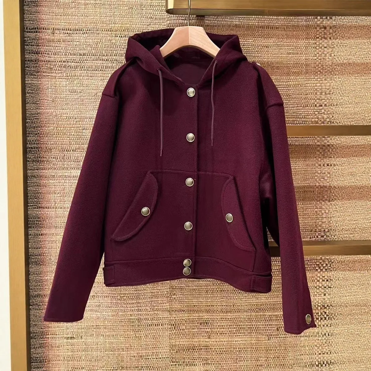 【Подарок бесплатно】Осенне-зимнее французское нишевое бордовое шерстяное пальто 2025 года, повседневная универсальная верхняя одежда с двусторонним шнурком и капюшоном
【Подарок бесплатно】Осенне-зимнее французское нишевое бордовое шерстяное пальто 2025 года, повседневная универсальная верхняя одежда с двусторонним шнурком и капюшоном