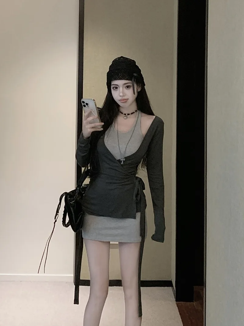 Sweet Hot Girl Suit Women's Autumn Gray Halter Neck Dress Slim Fit V-neck Knitted Cardigan Two-piece Set Fashion Female Clothes
Sweet Hot Girl Suit Women's Autumn Gray Halter Neck Dress Slim Fit V-neck Knitted Cardigan Two-piece Set Fashion Female Clothes
