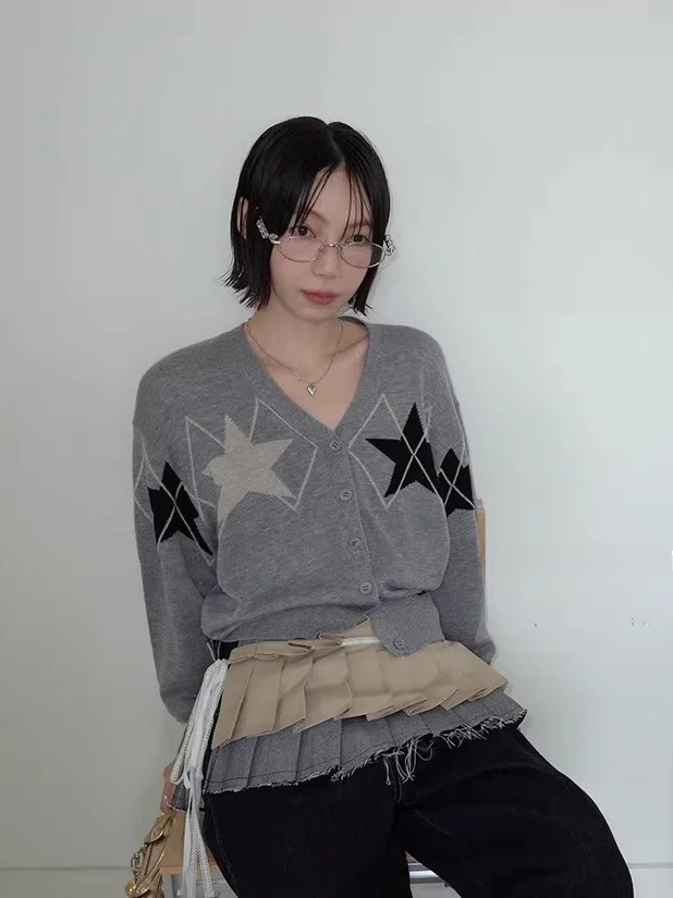 Повседневный свободный вязаный кардиган с V-образным вырезом и длинными рукавами для женщин, осенняя новинка, модный топ, стройнящий силуэт
Повседневный свободный вязаный кардиган с V-образным вырезом и длинными рукавами для женщин, осенняя новинка, модный топ, стройнящий силуэт