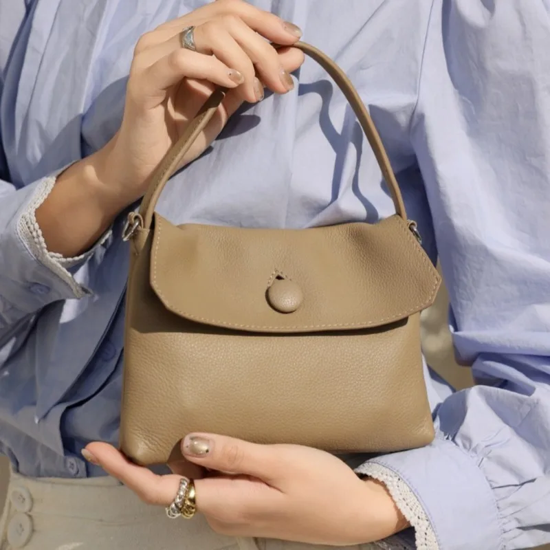Women's Top Handle Handbag 2026 New Premium Cowhide Button Bag Elegant Office Commute Purse for Ladies Daily Use Fashion Chic
Women's Top Handle Handbag 2026 New Premium Cowhide Button Bag Elegant Office Commute Purse for Ladies Daily Use Fashion Chic