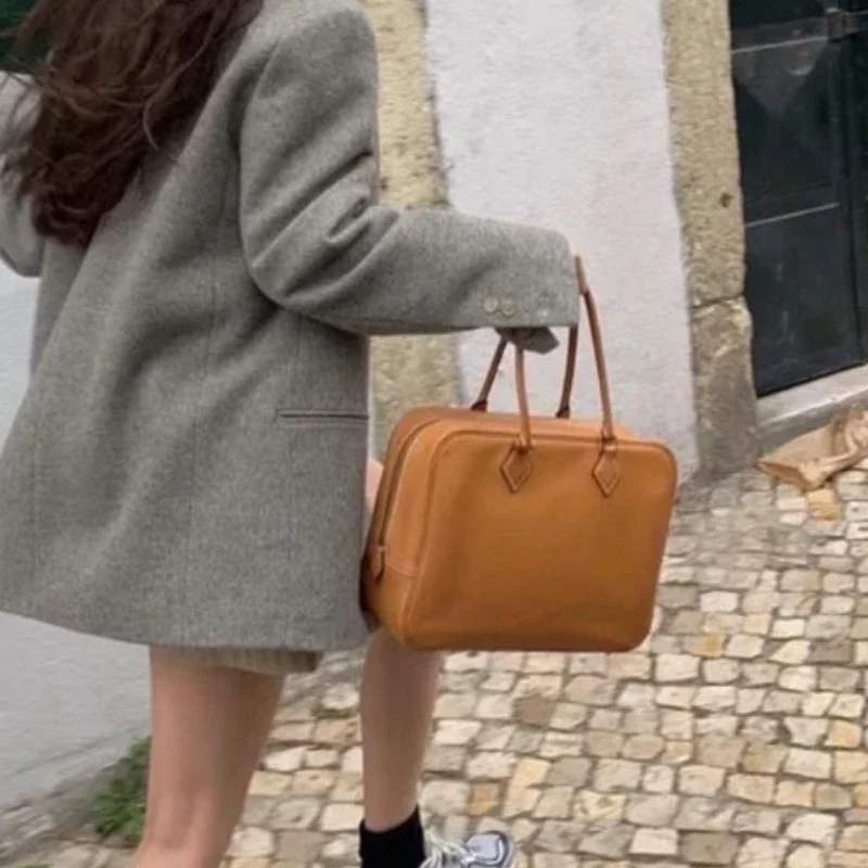 High Quality Elegant Commuter Women Bag Vintage Layer Cowhide Mobile Phone Handbag Large Capacity Exquisite Handbag
High Quality Elegant Commuter Women Bag Vintage Layer Cowhide Mobile Phone Handbag Large Capacity Exquisite Handbag