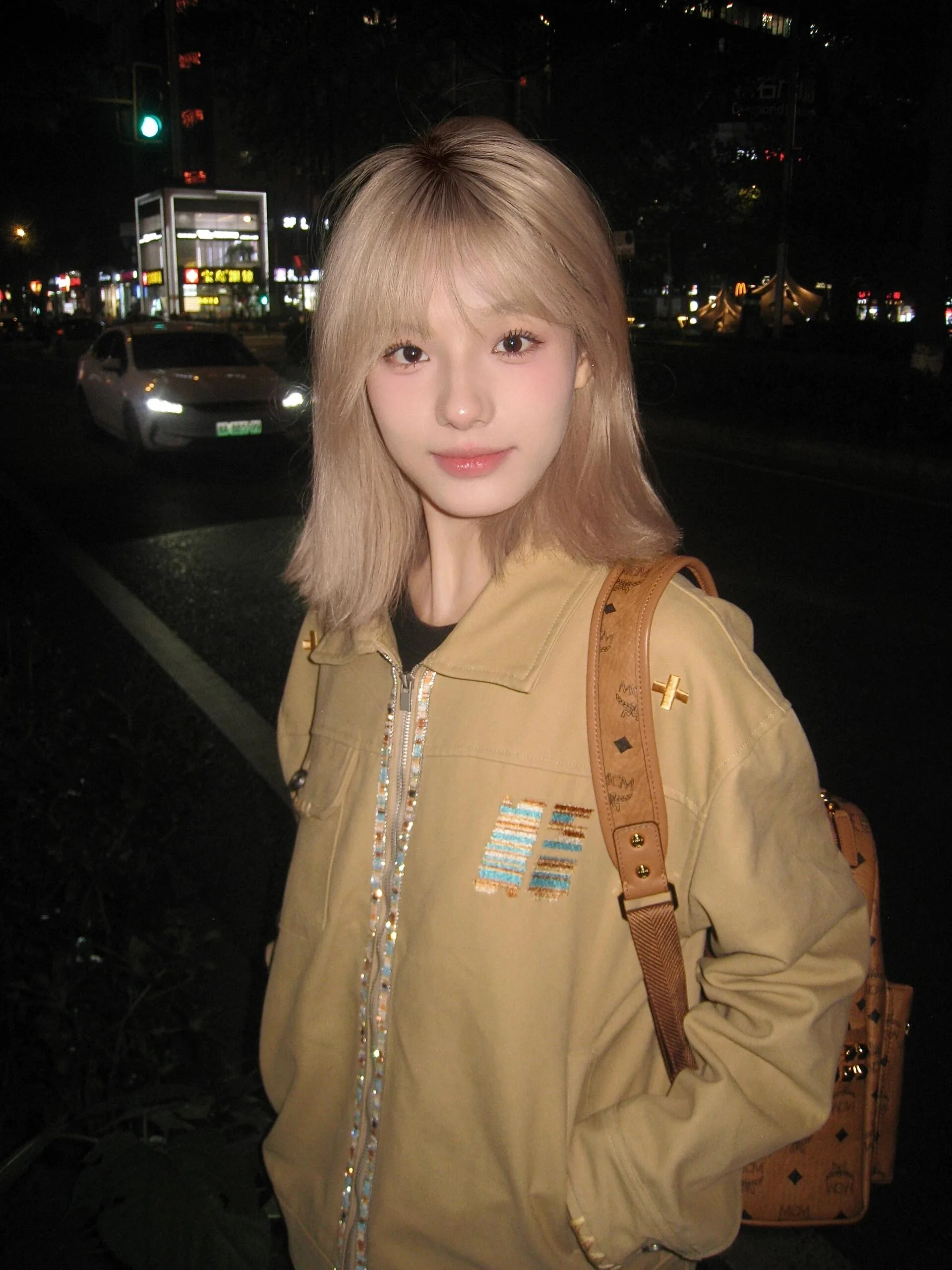 Женская зимняя бейсбольная куртка с эффектом двухслойности, утепленная, с высоким воротником, бежевая, с романтическими нашивками и бантом
Женская зимняя бейсбольная куртка с эффектом двухслойности, утепленная, с высоким воротником, бежевая, с романтическими нашивками и бантом