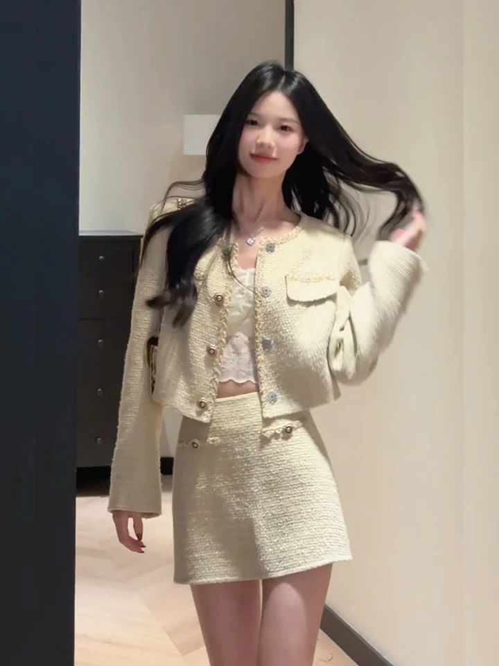 Yellow Short Skirt Set Women's Fashion Autumn 2025 New Rich Girl Elegant Lady Two-Piece Suit Simple Style Long Sleeve round Neck
Yellow Short Skirt Set Women's Fashion Autumn 2025 New Rich Girl Elegant Lady Two-Piece Suit Simple Style Long Sleeve round Neck