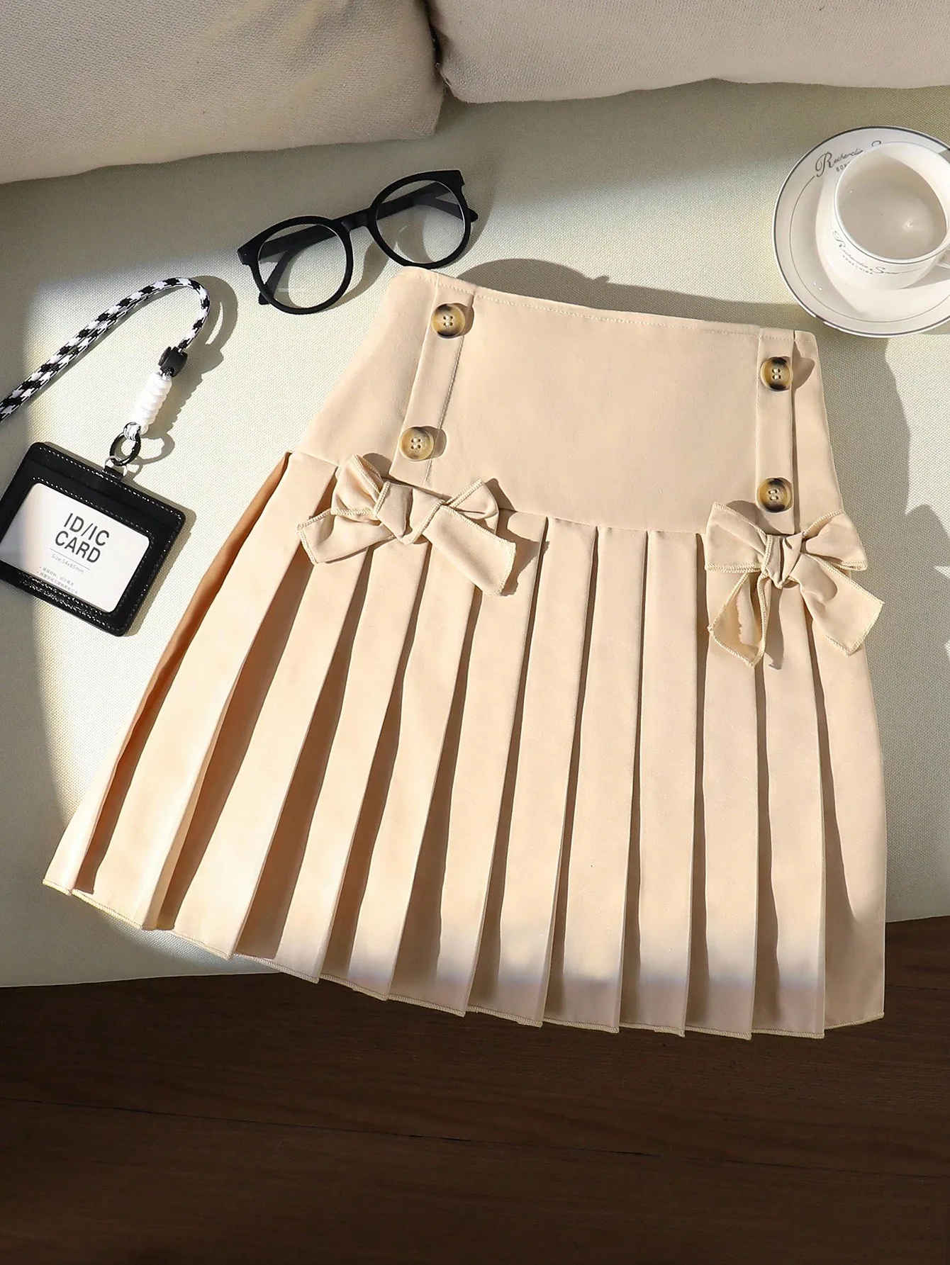 Бежевая плиссированная юбка с бантом и декоративными пуговицами, в повседневном школьном стиле
Бежевая плиссированная юбка с бантом и декоративными пуговицами, в повседневном школьном стиле