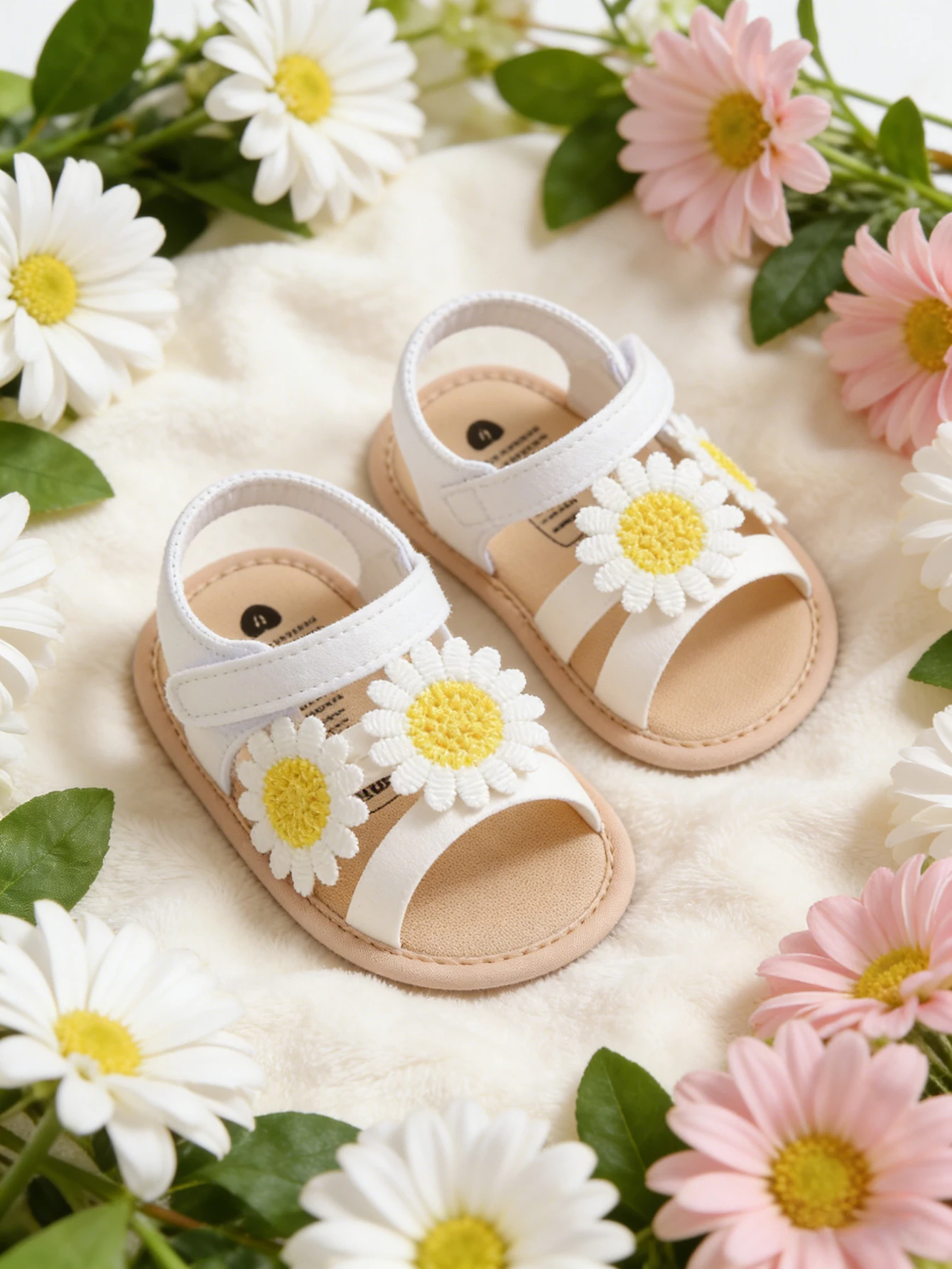 Fashionable and cute open toed chrysanthemum sandals are suitable for baby girls to wear breathable and lightweight sandals
Fashionable and cute open toed chrysanthemum sandals are suitable for baby girls to wear breathable and lightweight sandals