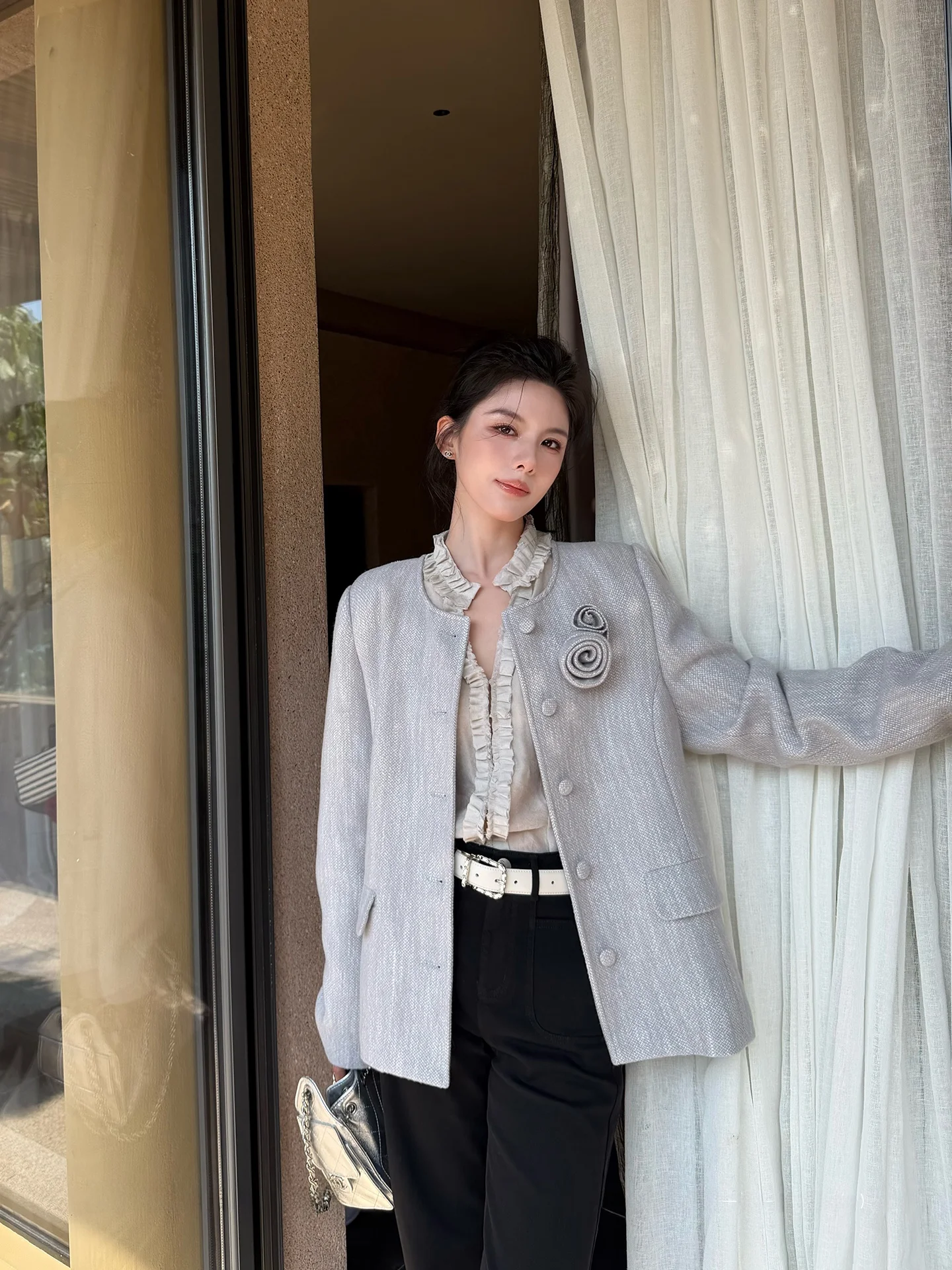 Женская шерстяная куртка Young Ele с декоративным цветком на груди, прочная, хорошо сидящая, модная, цвета чайного олива, в стиле Rich Girl
Женская шерстяная куртка Young Ele с декоративным цветком на груди, прочная, хорошо сидящая, модная, цвета чайного олива, в стиле Rich Girl