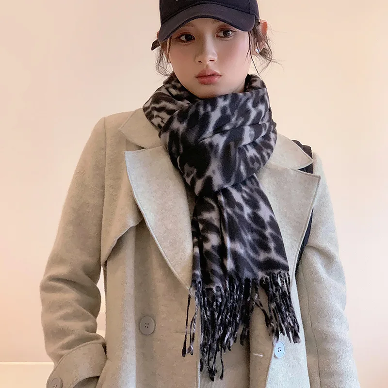 Fashion Leopard Pattern Scarves Women Luxury Imitation Cashmere Scarf Female Vintage Scarf Female Colorblock Thick Foulard Mujer
Fashion Leopard Pattern Scarves Women Luxury Imitation Cashmere Scarf Female Vintage Scarf Female Colorblock Thick Foulard Mujer