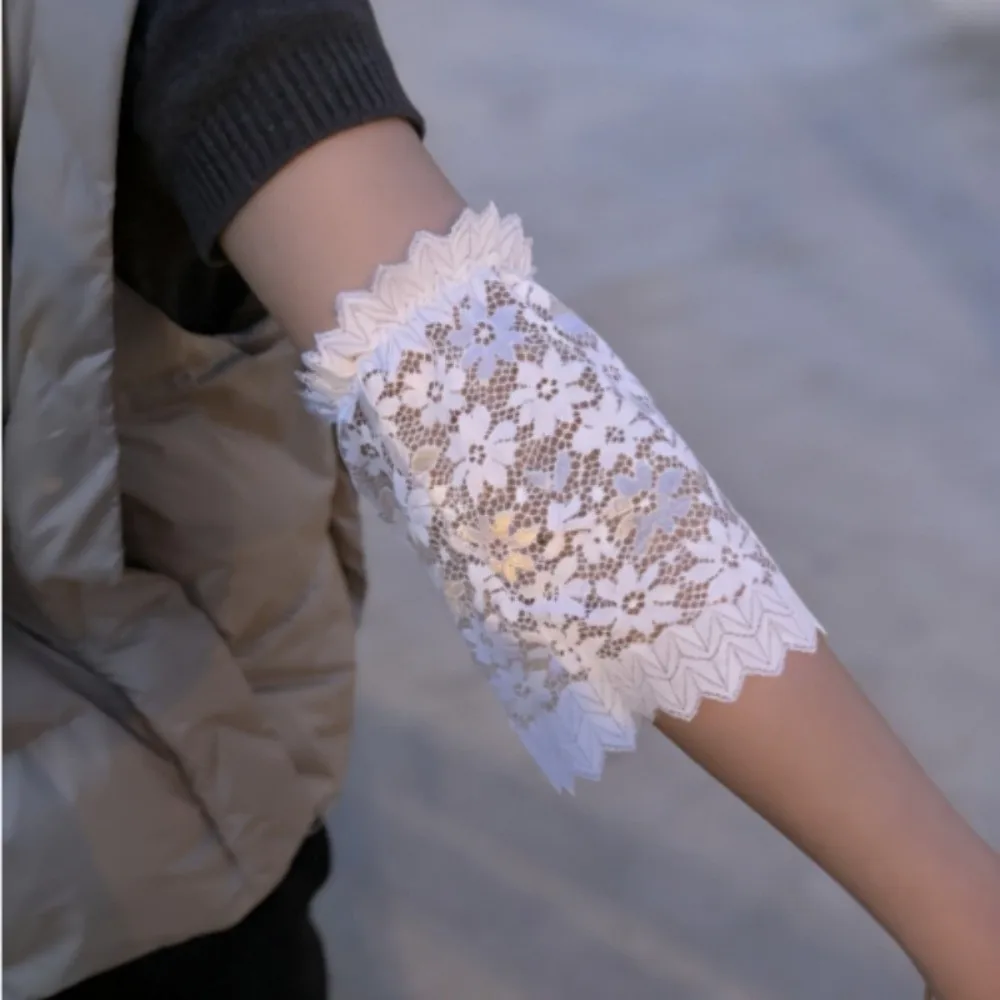 Elegant Solid Color Lace Floral Cuffs Bell Sleeves Stretchable Fake Sleeves Detachable White Wrist Accessories Special Occasions
Elegant Solid Color Lace Floral Cuffs Bell Sleeves Stretchable Fake Sleeves Detachable White Wrist Accessories Special Occasions