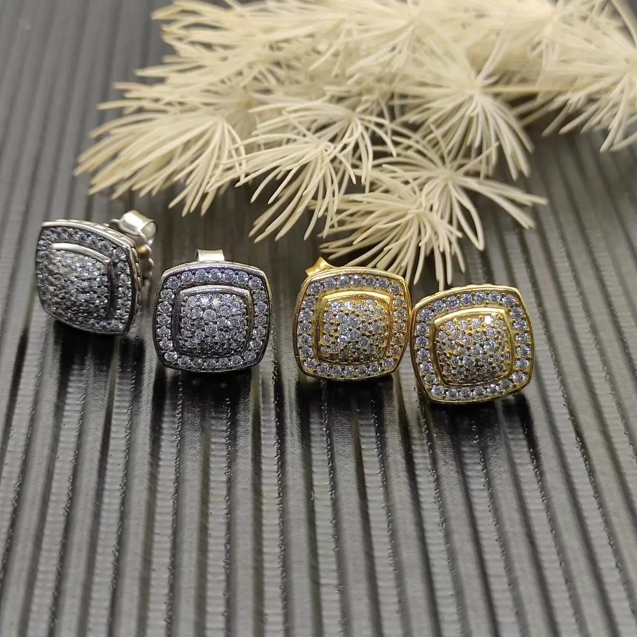 S925 sterling silver 9mm four-claw full diamond earrings neutral fashion personality simple hip-hop trend retro luxury jewelry
S925 sterling silver 9mm four-claw full diamond earrings neutral fashion personality simple hip-hop trend retro luxury jewelry