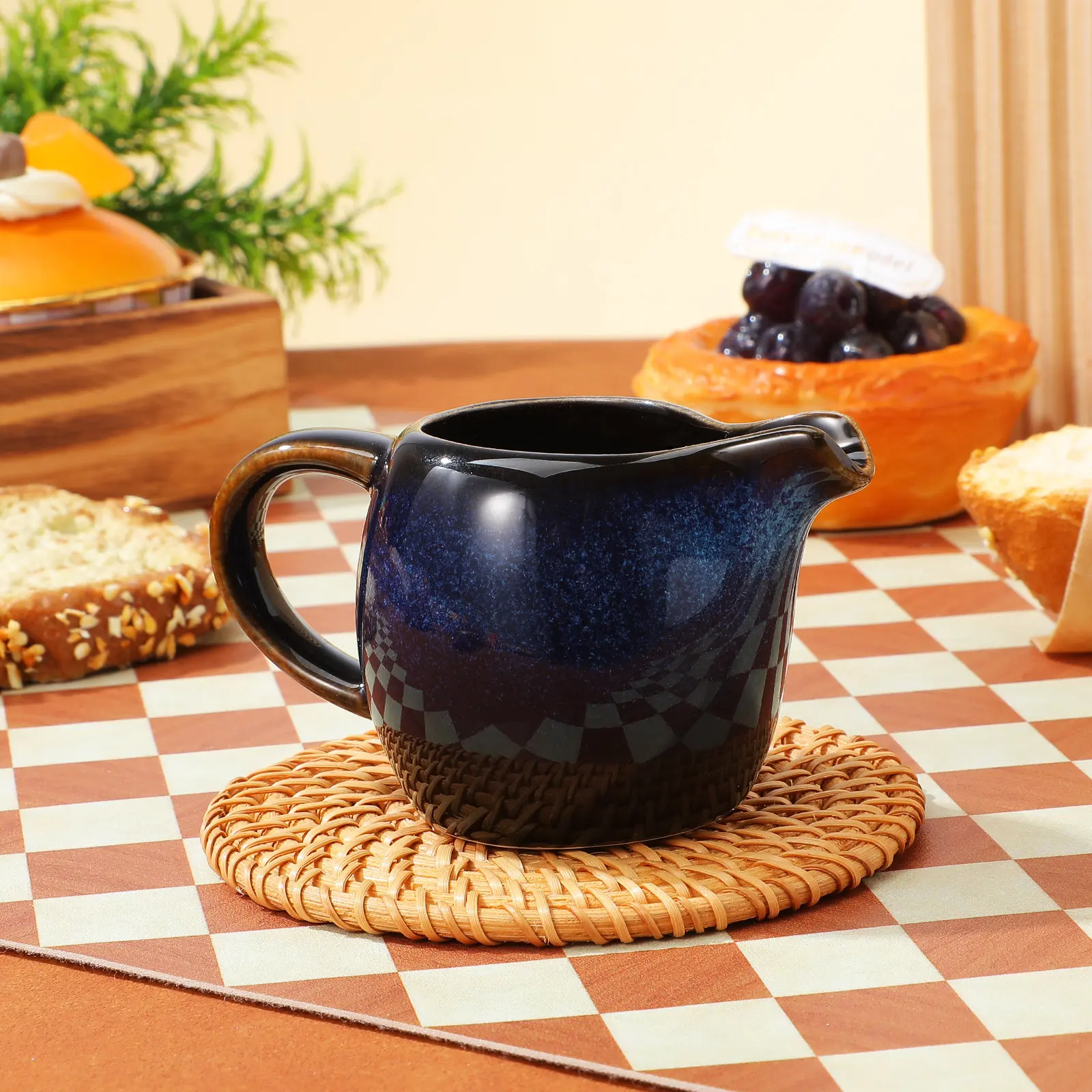 Керамический кувшин для молока в европейском стиле с гладкой глазурью, ручкой и носиком, для кофе, сливок, сиропа
Керамический кувшин для молока в европейском стиле с гладкой глазурью, ручкой и носиком, для кофе, сливок, сиропа