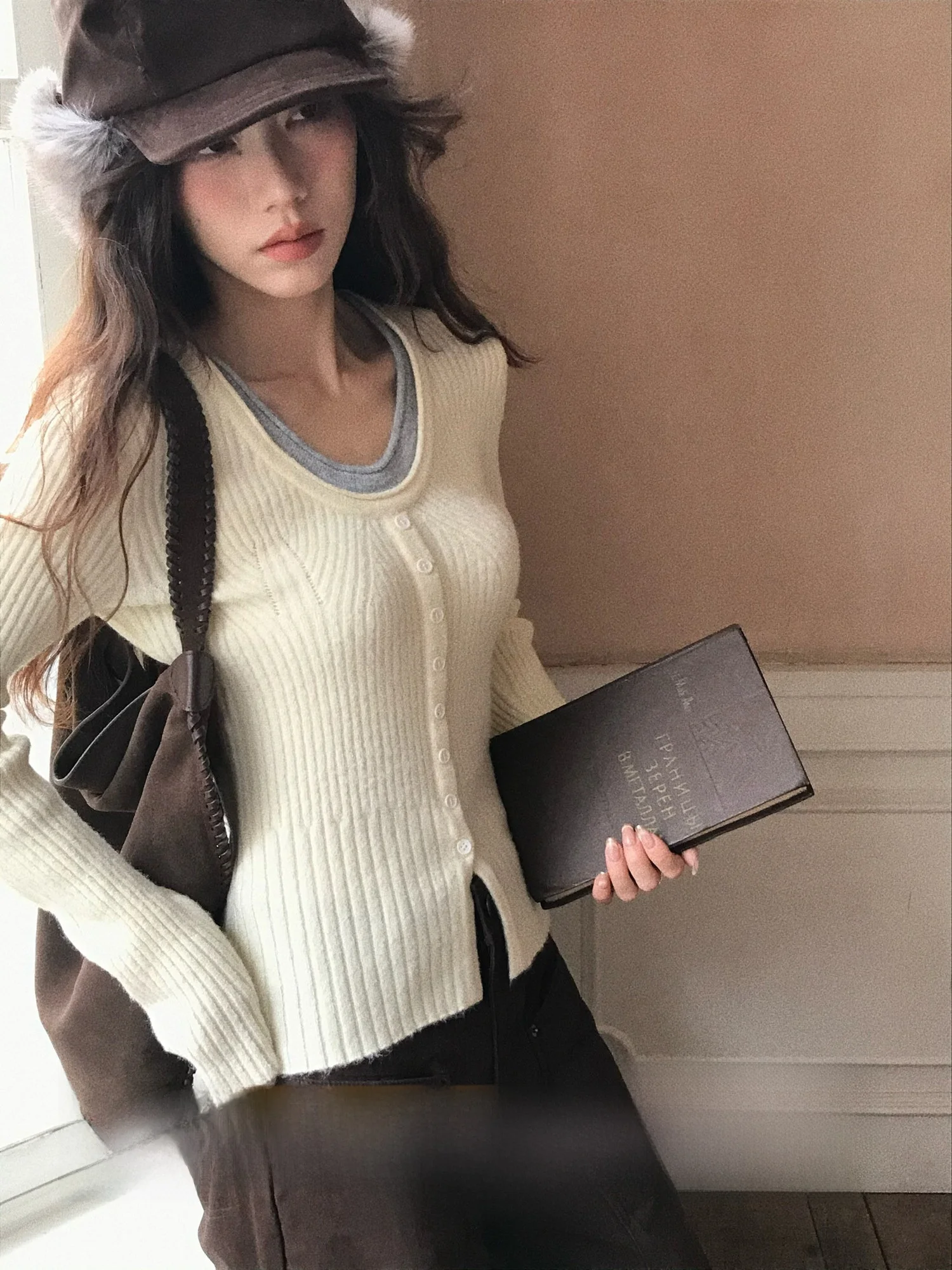 Korean Style Slim Fit Knitted Short Sweater Women's Thickened Single Button Open Cardigan Color Block Fake Two-Piece Design
Korean Style Slim Fit Knitted Short Sweater Women's Thickened Single Button Open Cardigan Color Block Fake Two-Piece Design