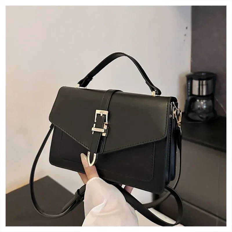 Stylish High-End Messenger Bag For Commuter Women With Minimalist Vintage Design Solid Color And Letter Logo
Stylish High-End Messenger Bag For Commuter Women With Minimalist Vintage Design Solid Color And Letter Logo