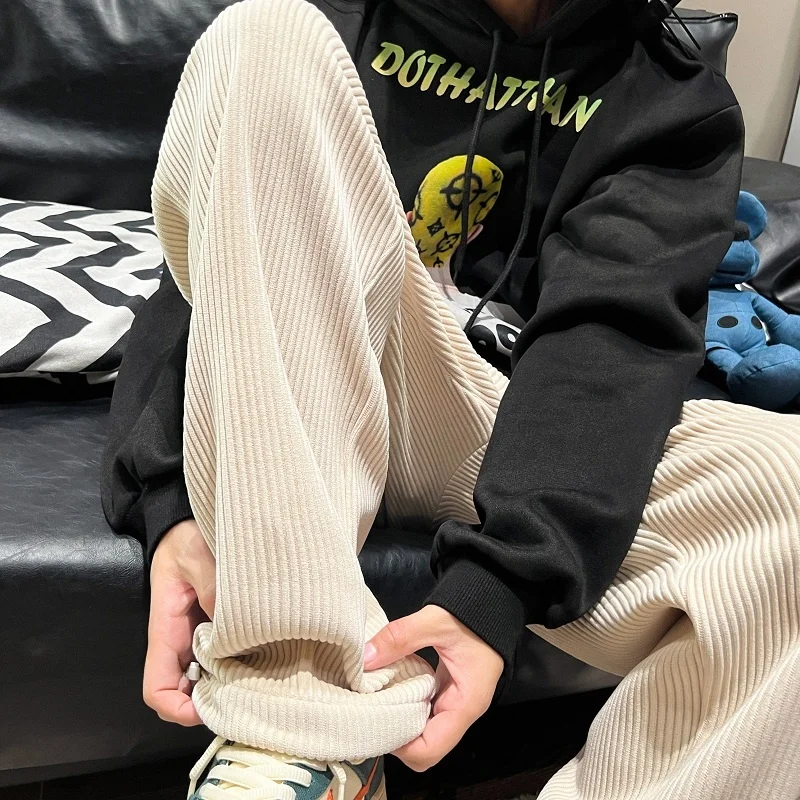 Мужские вельветовые брюки прямого кроя, повседневные, весенне-осенние, свободные, широкие, черные, модные спортивные штаны в американском стиле, свободного кроя
Мужские вельветовые брюки прямого кроя, повседневные, весенне-осенние, свободные, широкие, черные, модные спортивные штаны в американском стиле, свободного кроя