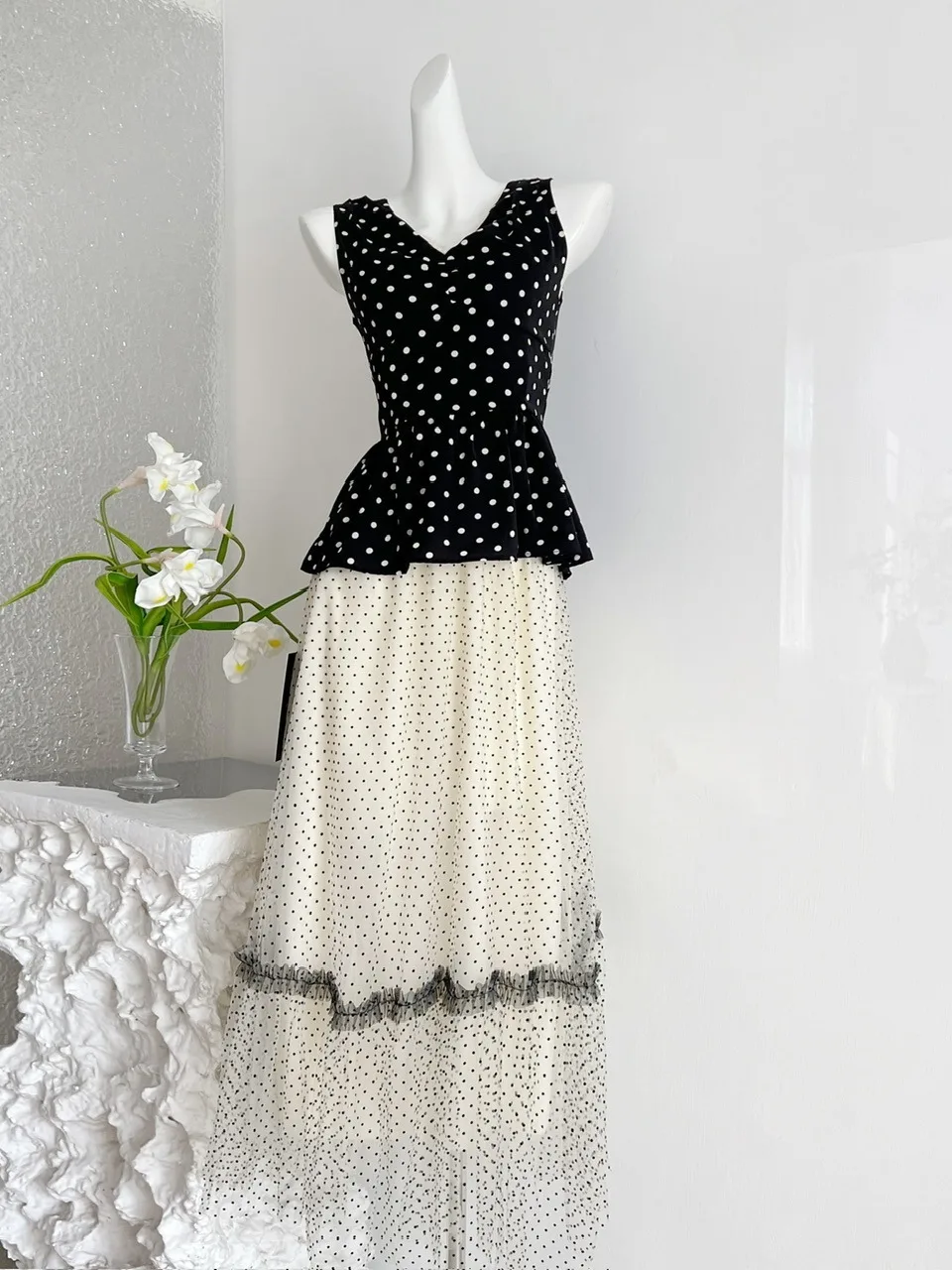Summer Vacation Polka Dot V-neck Vest Top High Waist Half-length Skirt Beautiful Set Women's Fashion Mid-length Midi Dress
Summer Vacation Polka Dot V-neck Vest Top High Waist Half-length Skirt Beautiful Set Women's Fashion Mid-length Midi Dress