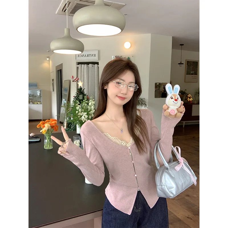 Lace Fake Two-piece V-neck Long-sleeved T-shirt for Women in Autumn Winter with Pleated Waist Bottoming Shirt Top
Lace Fake Two-piece V-neck Long-sleeved T-shirt for Women in Autumn Winter with Pleated Waist Bottoming Shirt Top