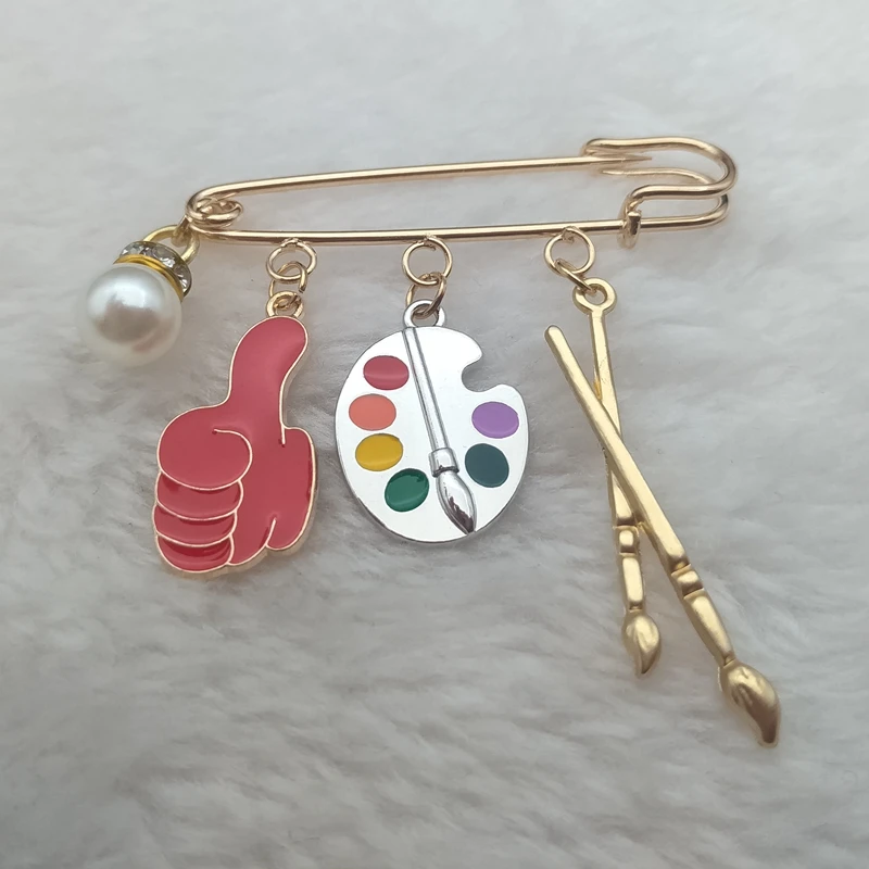 New and fashionable pearl brooch teacher student brooch will give you a lot of inspirational teacher brooch small gifts
New and fashionable pearl brooch teacher student brooch will give you a lot of inspirational teacher brooch small gifts