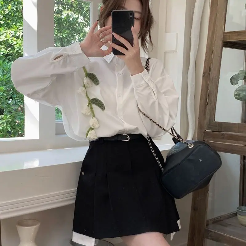 Весенне-осенняя белая рубашка с длинным рукавом: модный повседневный свободный крой из полиэстера для молодежи
Весенне-осенняя белая рубашка с длинным рукавом: модный повседневный свободный крой из полиэстера для молодежи