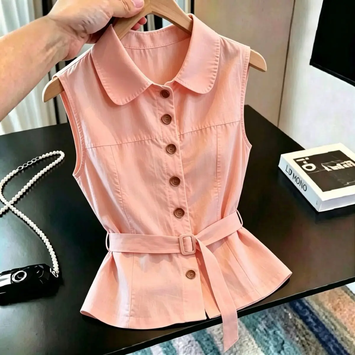 Retro Coin Style Sleeveless Pink Waist-Cinching Belted Doll Collar Single Button Women's Shirt Versatile Top Design Summer Fa...
Retro Coin Style Sleeveless Pink Waist-Cinching Belted Doll Collar Single Button Women's Shirt Versatile Top Design Summer Fa...