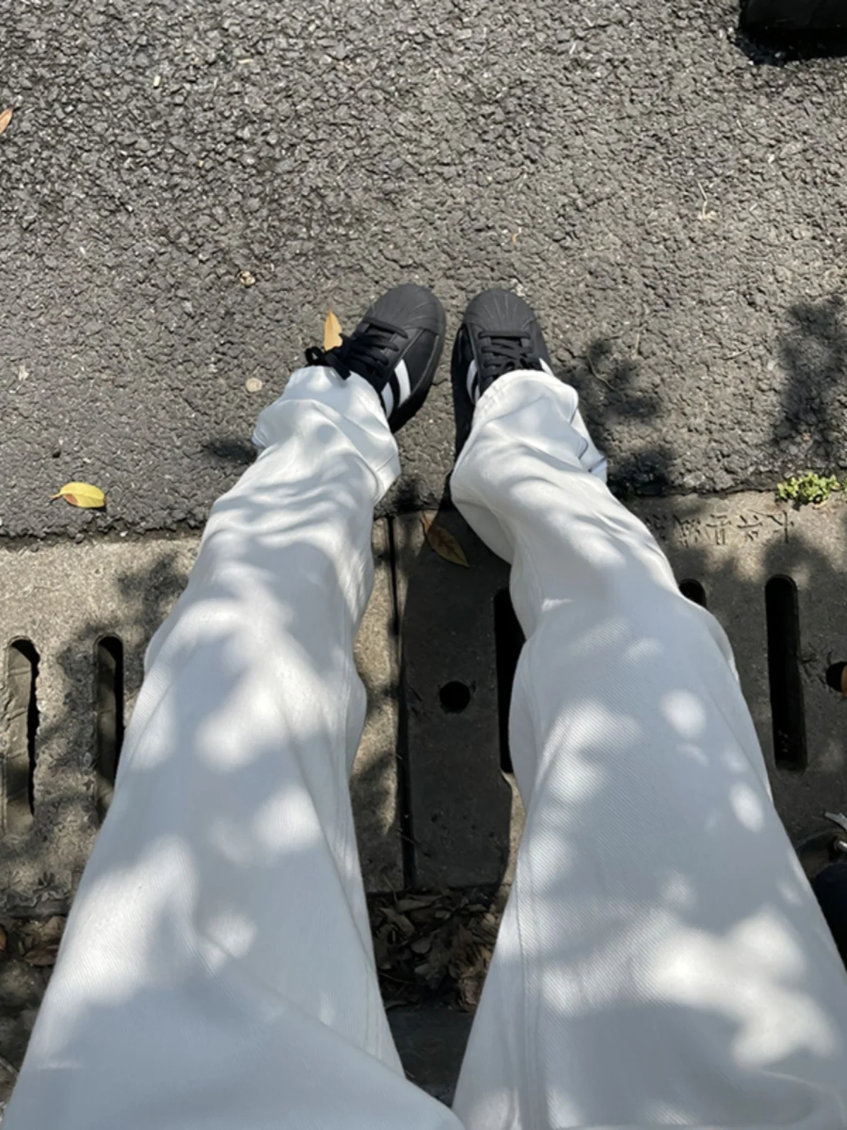 Белые мужские джинсы на лето с молнией, прямые, с отворотами, в американском стиле, модные, длинные брюки со средней посадкой, из смесового хлопка и полиэстера
Белые мужские джинсы на лето с молнией, прямые, с отворотами, в американском стиле, модные, длинные брюки со средней посадкой, из смесового хлопка и полиэстера