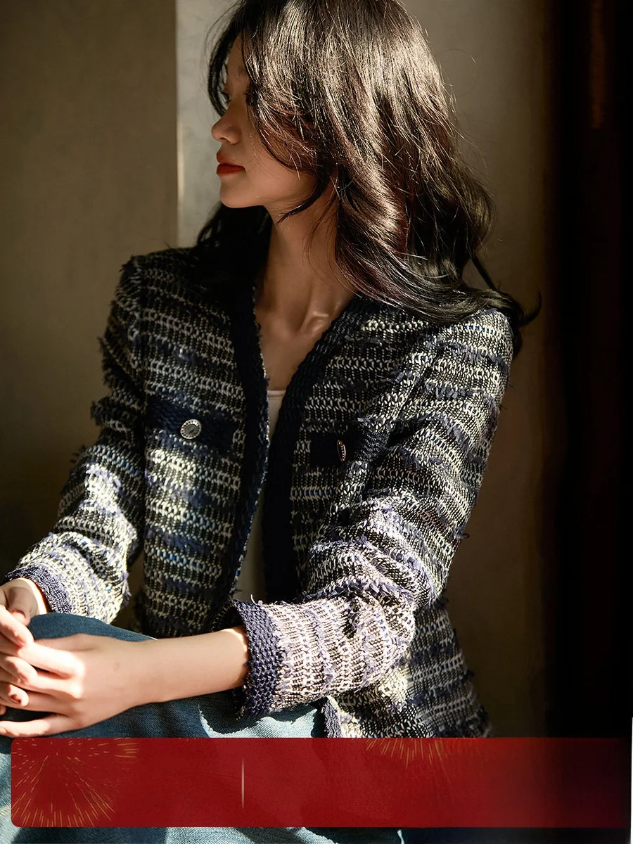 Женское короткое пальто из шерстяной смеси в клетку, с V-образным вырезом, на пуговицах, без узоров, для повседневной носки
Женское короткое пальто из шерстяной смеси в клетку, с V-образным вырезом, на пуговицах, без узоров, для повседневной носки