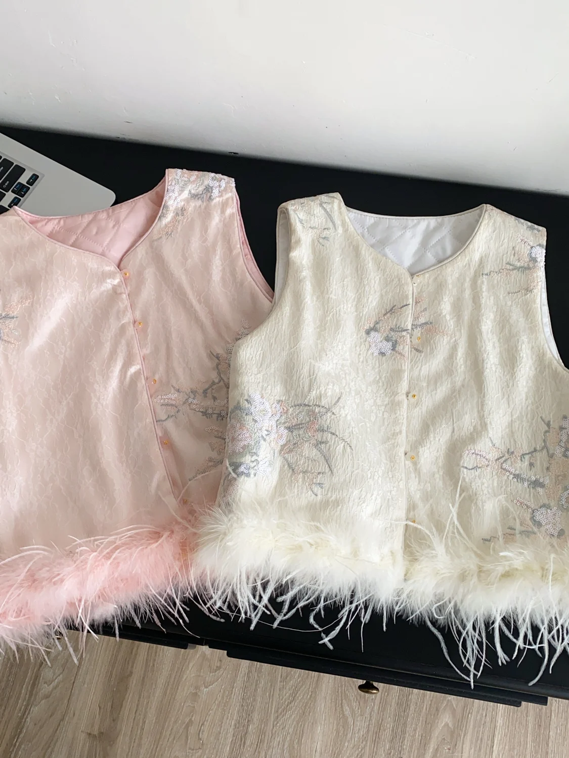 Новый китайский жилет в стиле пэчворк с тяжелой вышивкой и перьями, женский жилет с v-образным вырезом на одной пуговице, жилет для поездок на работу
Новый китайский жилет в стиле пэчворк с тяжелой вышивкой и перьями, женский жилет с v-образным вырезом на одной пуговице, жилет для поездок на работу