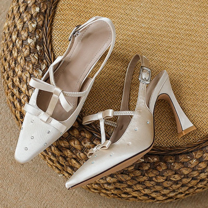 Атласные элегантные женские туфли на высоком каблуке со стразами и бантом, модные модельные туфли, туфли-лодочки с острым носком, сандалии, женские Zapatos De Mujer
Атласные элегантные женские туфли на высоком каблуке со стразами и бантом, модные модельные туфли, туфли-лодочки с острым носком, сандалии, женские Zapatos De Mujer