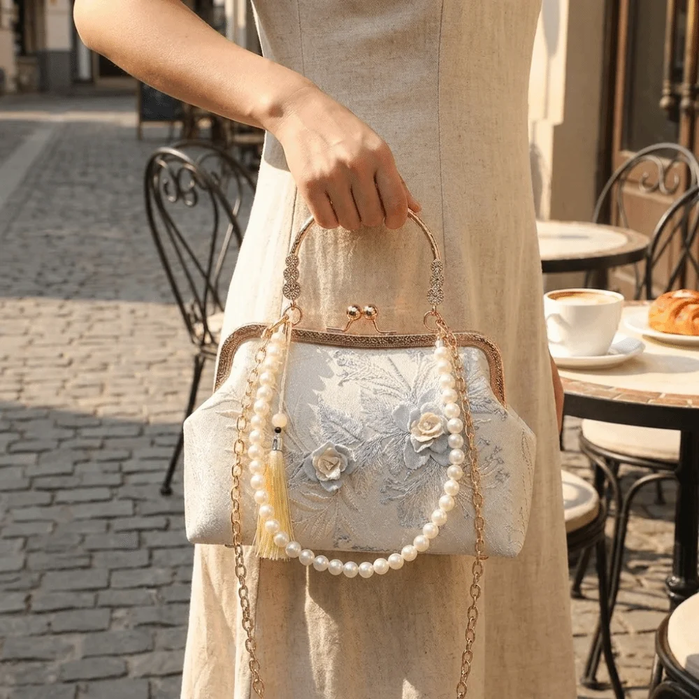 Vintage Embroidered Kiss Lock Handbag Chinese Style Top-Handle Pearl Chain Bag Small Square Tassel Wedding Clutch Wedding
Vintage Embroidered Kiss Lock Handbag Chinese Style Top-Handle Pearl Chain Bag Small Square Tassel Wedding Clutch Wedding