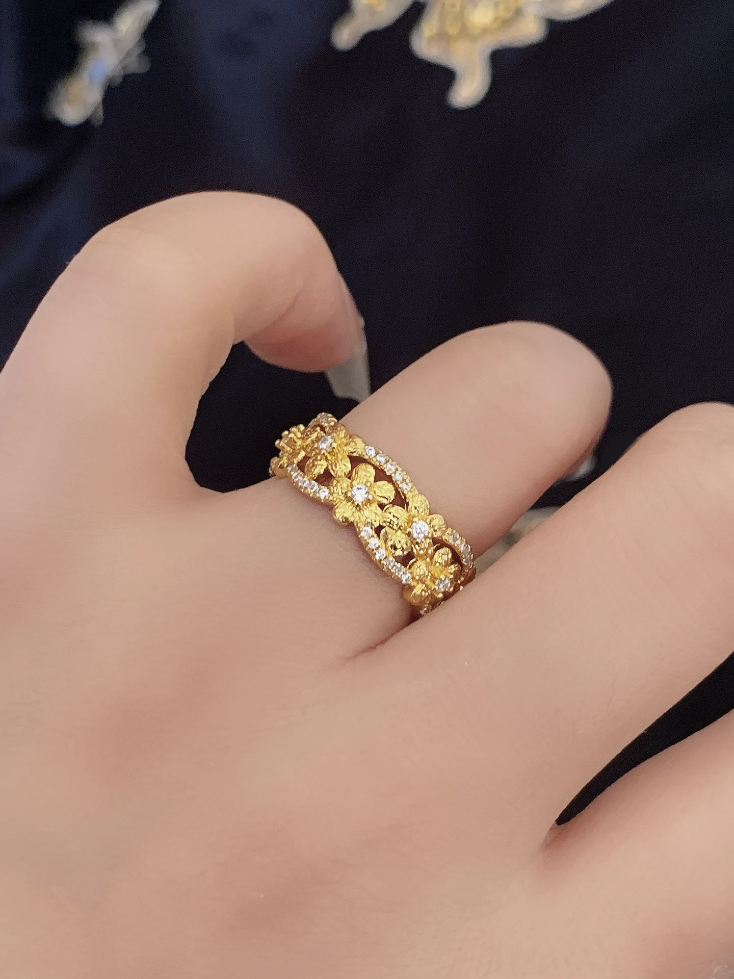 Ретро-кольцо в китайском стиле с циркониевыми цветами, ажурный дизайн, роскошное высококачественное кольцо на указательный палец для женщин
Ретро-кольцо в китайском стиле с циркониевыми цветами, ажурный дизайн, роскошное высококачественное кольцо на указательный палец для женщин