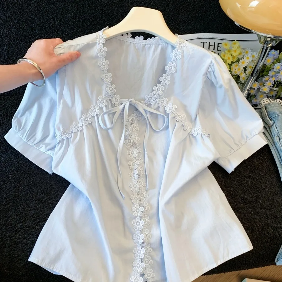 Blue Lace Splice Single Button V-Neck Short Sleeve Shirt Women Summer Thin Loose Meat Covering Beautiful Small Shirt
Blue Lace Splice Single Button V-Neck Short Sleeve Shirt Women Summer Thin Loose Meat Covering Beautiful Small Shirt