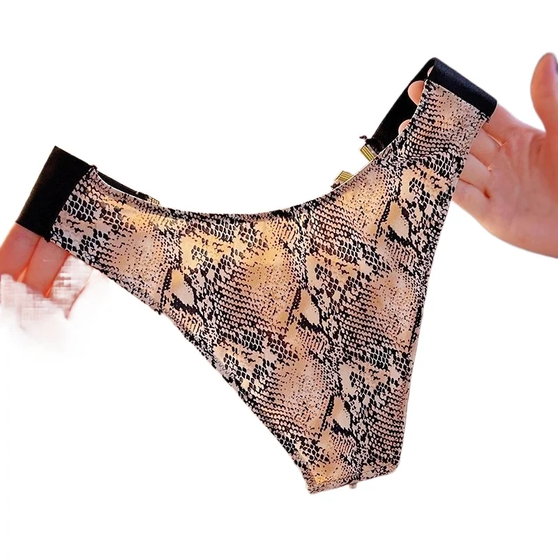Women's Medium and Low Waist Hot Hollow Fashion Trend V-button Women's Underwear Panties 2026 New Sexy Leopard Print Underwear
Women's Medium and Low Waist Hot Hollow Fashion Trend V-button Women's Underwear Panties 2026 New Sexy Leopard Print Underwear